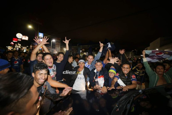 ¡Tegucigalpa se tiñe de azul! Aficionados salen a las calles a festejar la 16 del Motagua
