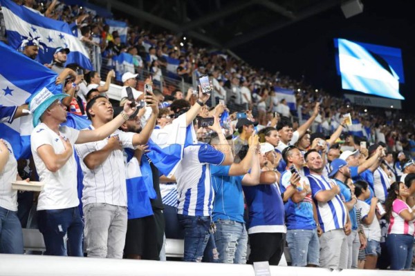 Invasión de hinchas a la cancha, familias reunidas y bellas chicas en el Honduras-Panamá