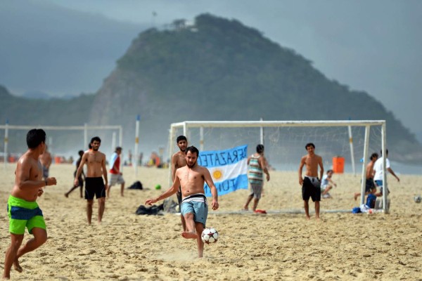 ARGENTINOS INVADEN RÍO DE JANEIRO Y ESPERAN LA FINAL DEL MUNDIAL