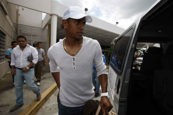 Carlo Costly resguardado.