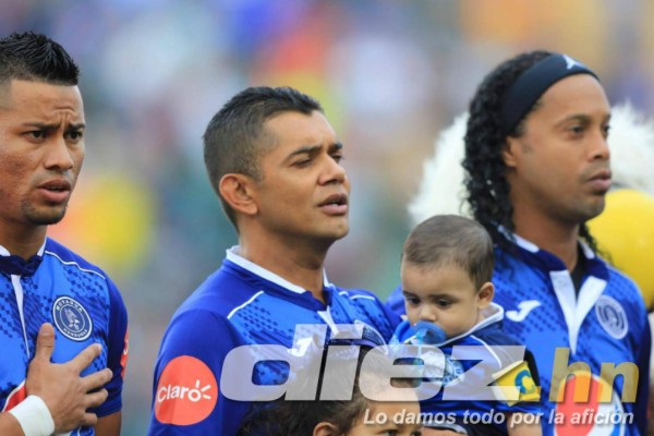 CURIOSAS: Los zapatos de Ronaldinho y su gesto con aficionado que ingresó al campo