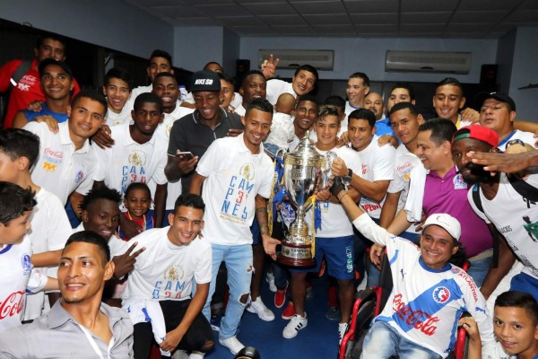 El disimulado festejo de Roger Rojas en la celebración de la Copa 30 de Olimpia