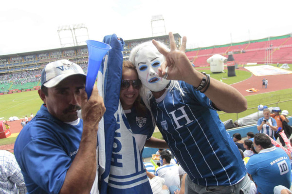¡La afición hondureña llenó el estadio Olímpico! .