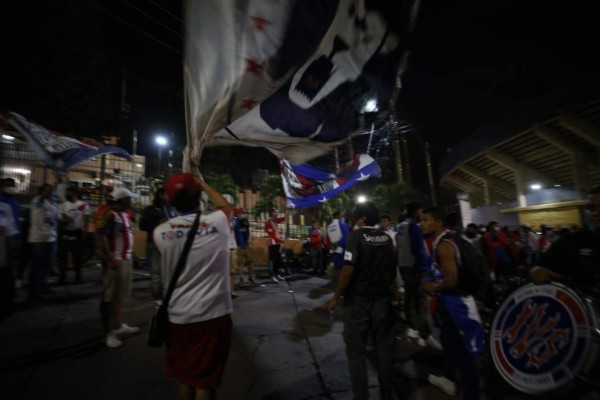FOTOS: La UltraFiel y su banderazo a Olimpia fuera del estadio Nacional