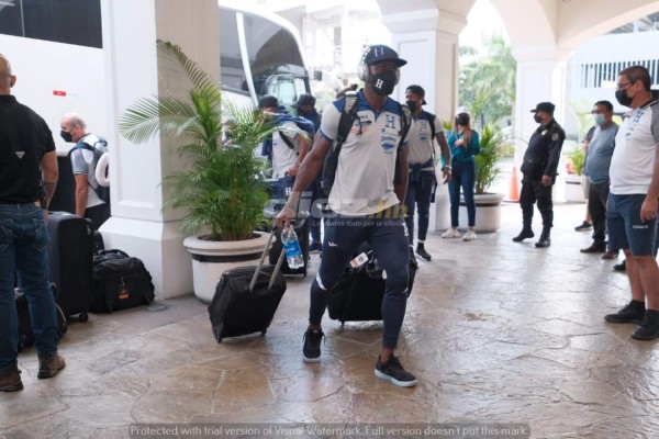 Bien resguardados, con pruebas PCR y muy sonrientes; así arribó la Selección de Honduras a El Salvador