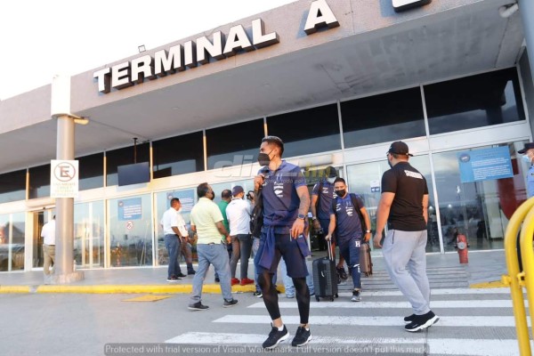¡Con guaruras fue recibido Coito! Así fue la discreta llegada de la Selección de Honduras tras perder en México