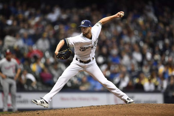 Los exorbitantes salarios de los compañeros de Mauricio Dubón en los Cerveceros de Milwaukee