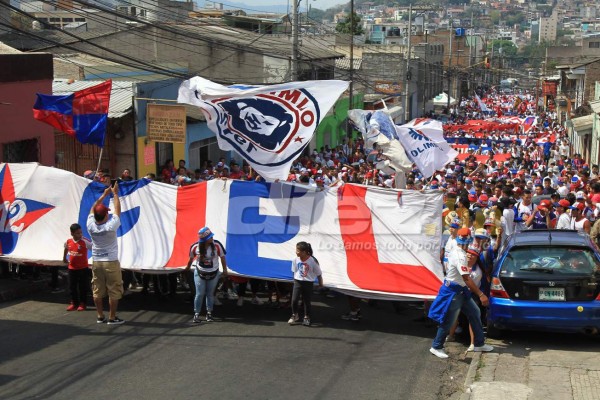 ¡AMBIENTAZO! La Ultra Fiel y su recorrido al estadio Nacional previo al Olimpia-Motagua