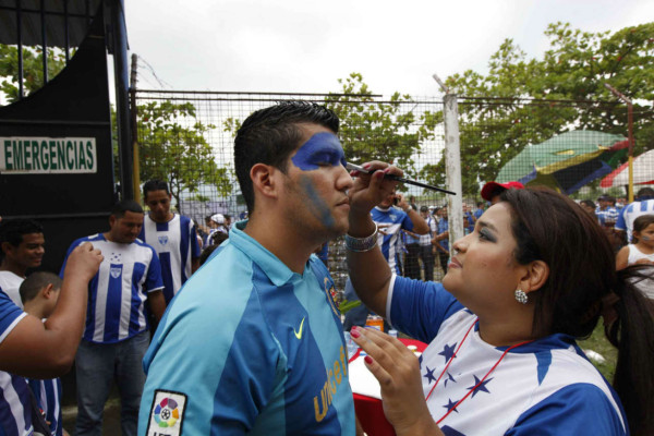 ¡La afición hondureña llenó el estadio Olímpico! .