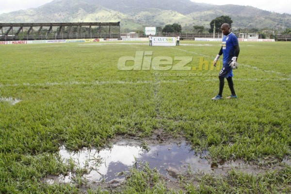 Así de deteriorada luce la cancha del estadio Francisco Martínez de Tocoa