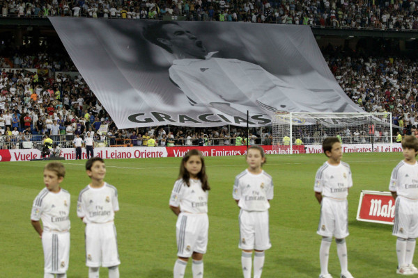 El Bernabéu rinde homenaje a una leyenda; Raúl González