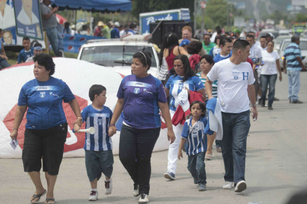 ¡La afición hondureña llenó el estadio Olímpico! .