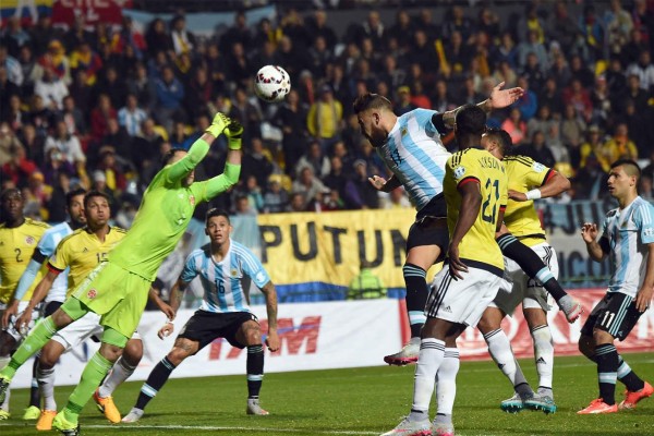 Argentina sufre en penales pero se mete a semifinales de Copa América