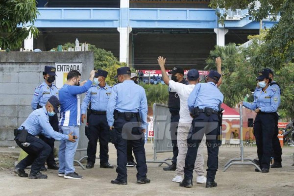 Honduras vs Panamá: El estadio Olímpico con lona, anillos de seguridad y primeros hinchas en llegar