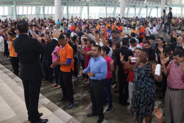 Carlos Tábora sirve a Dios en parqueos de iglesia La Cosecha en San Pedro Sula
