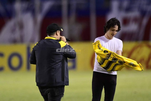 La chica del palco, el invitado especial y el hermoso detalle de Troglio en su gorra