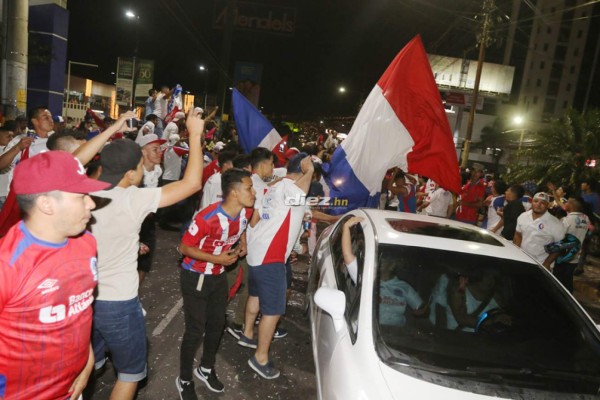 Afición de Olimpia armó un carnaval en las calles de Tegucigalpa festejando la 31