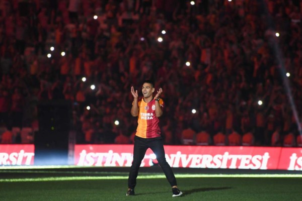 Una locura: La impresionante presentación oficial de Falcao con el Galatasaray