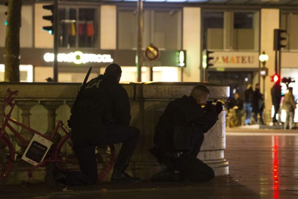 FOTOS: Falsa alarma provoca una estampida de pánico en París