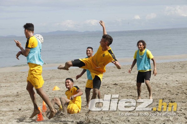 FOTOGALERÍA: Real España se divierte en la playa en plena pretemporada