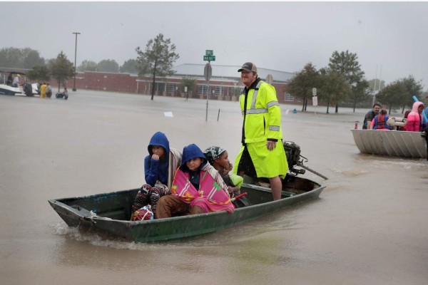 INFORME ESPECIAL: Continúan los desastres del huracán Harvey; Trump ya está en Texas