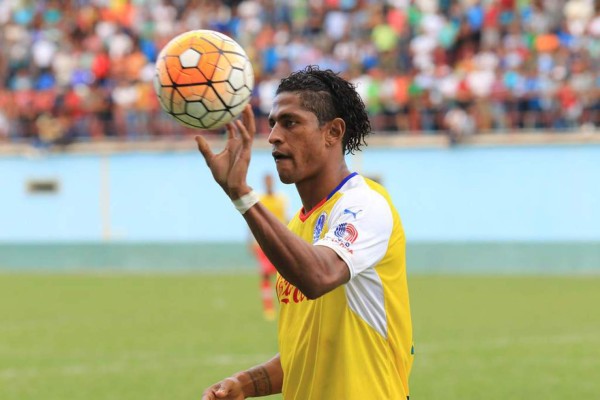 ¡Uno más a la lista! El nuevo y loco look de Carlo Costly con el Marathón