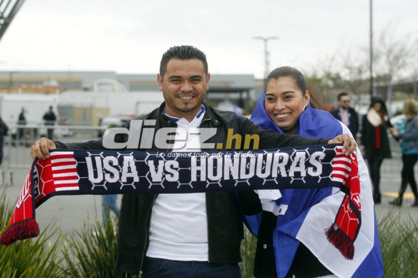 Hondureños pintan de azul y blanco las afueras del estadio Avaya