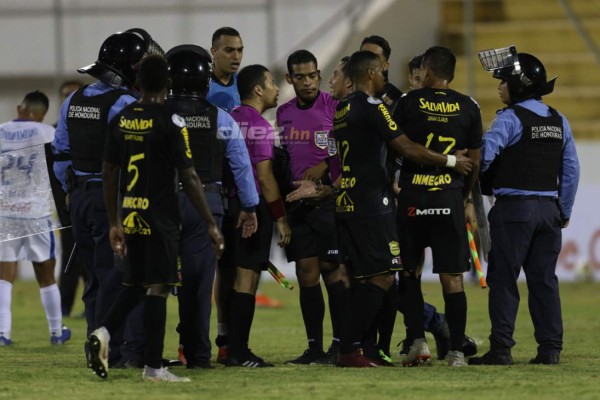 NO VISTE EN TV: Reclamo airado de Hernán Medford, bronca y lluvia en Choluteca