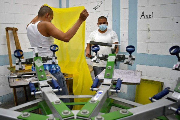 Ex mareros hacen mascarillas en Guatemala para prevenir el coronavirus: 'Ahora quisiera enmendar mis errores'