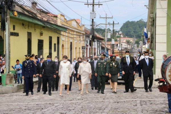Fotos del día: Derroche de belleza con palillonas, la guacamaya gigante y todo el ambiente en el estadio Nacional