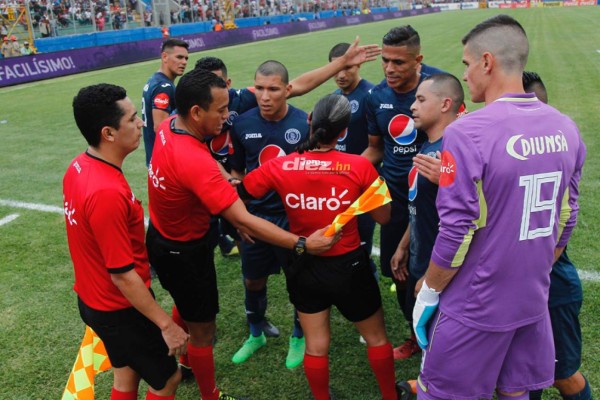 No viste en TV: Bronca de Caballero-Keosseián, presión a Pastrana e intercambio de camisas