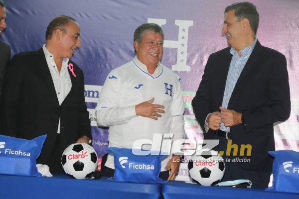 Bajo una copiosa lluvia: así fue la llegada de 'Bolillo' Gómez camino a su presentación como DT de Honduras