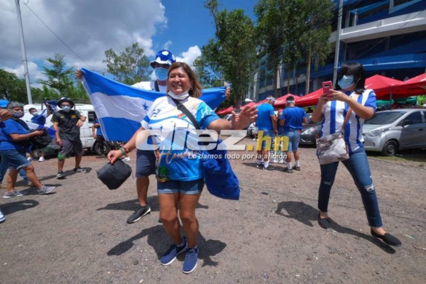 Las bellas chicas vaqueras, el prócer y el busito de la aventura en la previa del El Salvador vs Honduras