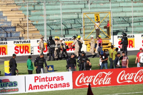 Dos jugadores de otros equipos llegaron a apoyar a Olimpia y el abrazo de Trogio y Vargas