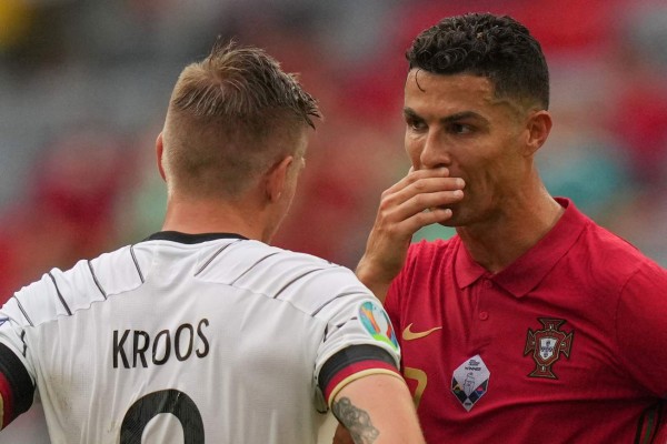 No se vio: El enojo de Cristiano Ronaldo, su reencuentro con Kroos y regaló su camisa a un aficionado
