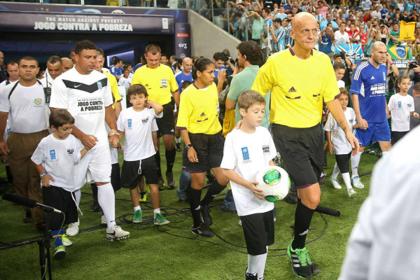 Espectacular gol de Zidane en juego benéfico en Brasil