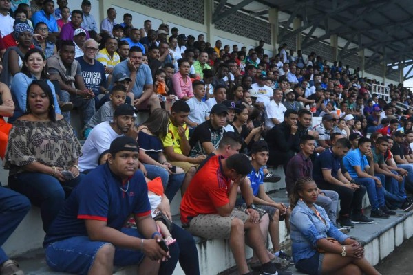 ¡Lindo ambiente! Ex jugadores y legionarios hondureños juegan partido benéfico en La Ceiba