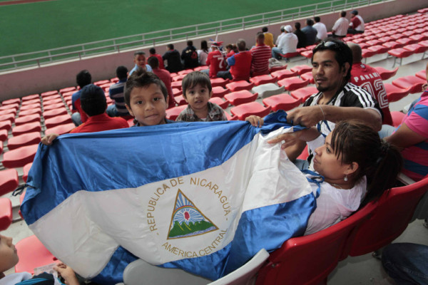 El apoyo de la afición Hondureña ante los Panameños.