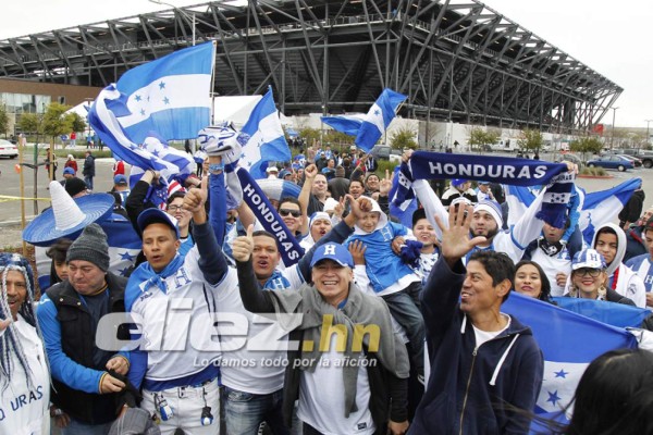 Hondureños pintan de azul y blanco las afueras del estadio Avaya