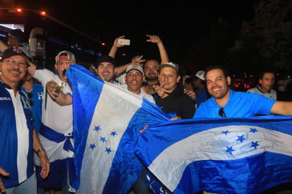 Lo que no se vio en TV: Espectacular despedida en Texas y le quitaron la camisa de Elis a un hincha