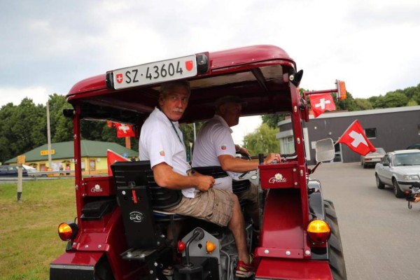 Un tractor y 1,200 millas: La curiosa historia de tres amigos para llegar a Rusia 2018