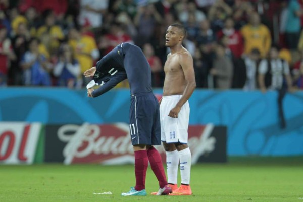 Famosos artistas y futbolistas que han posado con la camisa de clubes hondureños y de la Selección Nacional
