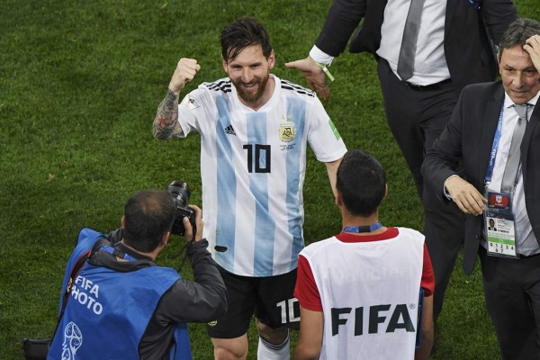 FOTOS: El emotivo festejo de Messi tras clasificar con Argentina a octavos