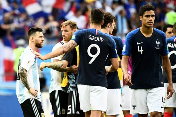 EN FOTOS: Pogba consoló a un Messi destrozado por eliminación en Rusia