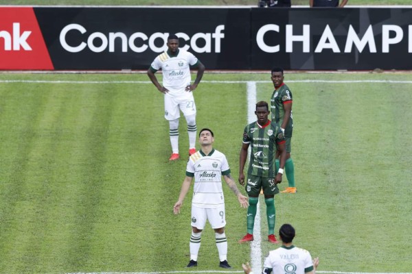 ¡Remueven la serpentina! Realizan labores de mantenimiento al Estadio Olímpico Metropolitano