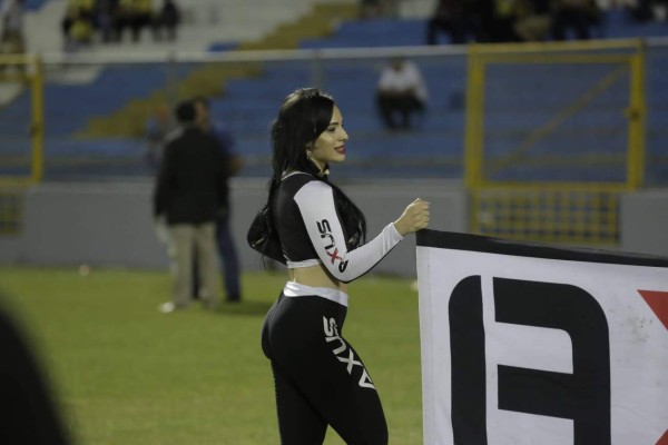 ¡Regresó la colocha! Las espectaculares mujeres que endulzan el repechaje en Honduras