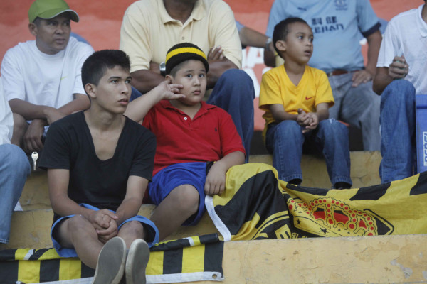 Imágenes de ambiente del Clásico Sampedrano Real España vs Marathón