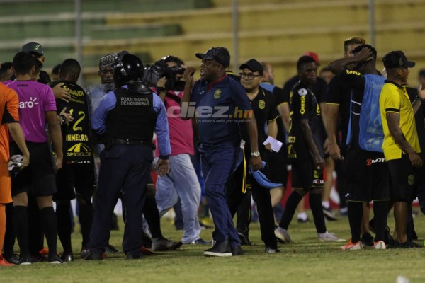 NO VISTE EN TV: Reclamo airado de Hernán Medford, bronca y lluvia en Choluteca