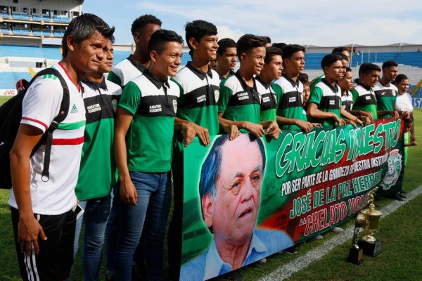 En fotos: Chelato Uclés se emociona en lindo homenaje que le realizó Marathón&nbsp;&nbsp;