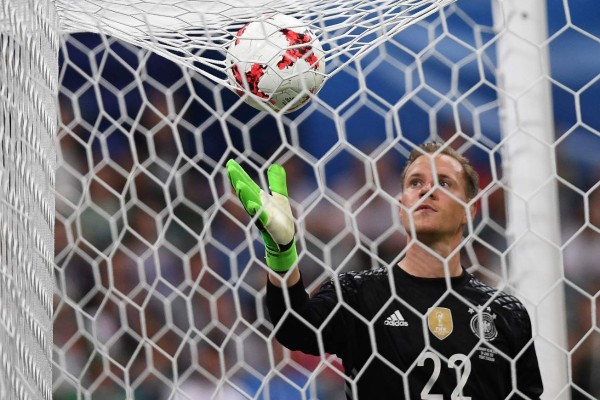 NO SE VIO POR TV: ¿Qué hacía Löw y qué le dijo Marco Fabián? El abrazo de 'Memo' Ochoa